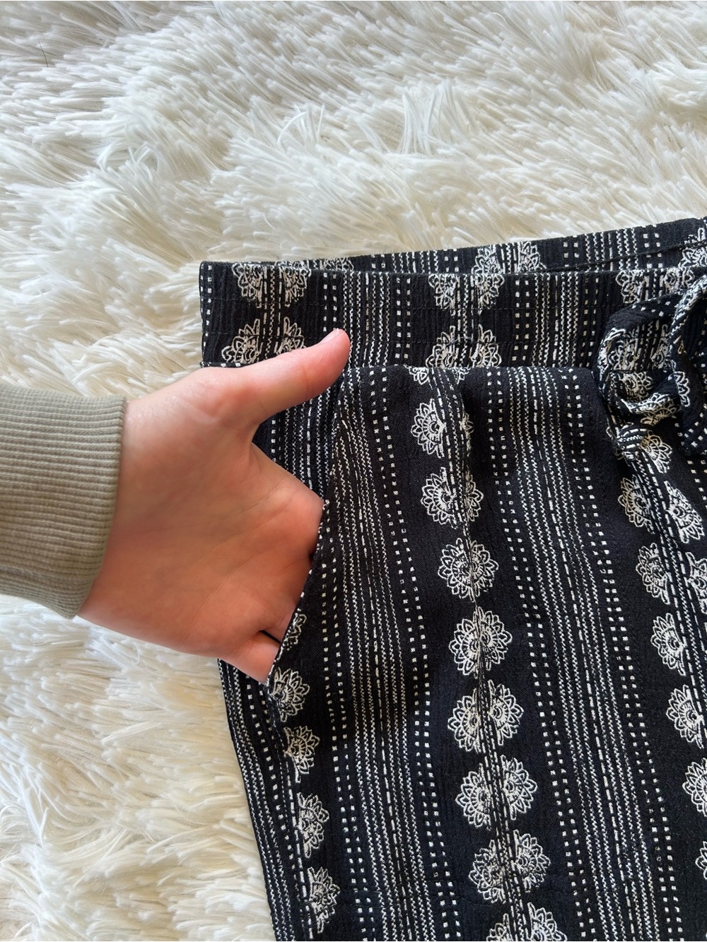 Westport | Black Wide-Leg Printed Capris - Picture 5 of 6